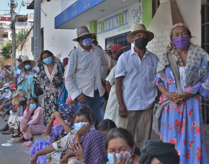 Adultos mayores de la etnia wayuu esperan en la calle para recibir el subsidio del programa Colombia Mayor. Las aglomeraciones, en medio de la pandemia, se presentaron en la zona bancaria del centro de Maicao, en La Guajira, al norte del país.